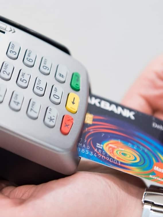 डेबिट कार्ड बदलने पर बैंक कितना करते हैं चार्ज