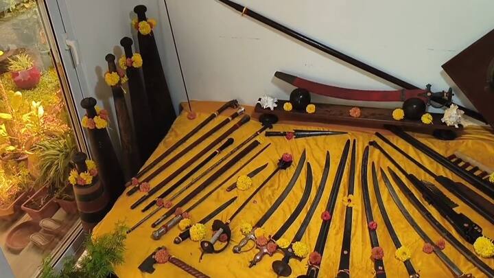 विजयादशमीच्या निमित्ताने शस्त्र पूजन करण्यात येते.