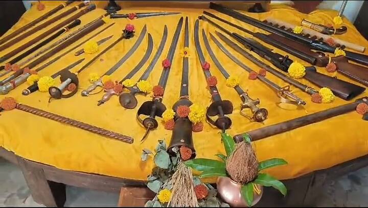 विजया दशमीच्या शस्त्रपूजेची परंपरा गेली 323 वर्ष आंग्रे घराण्यात आजही अबाधीत आहे.