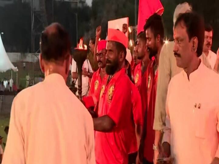 दसऱ्यानिमित्ताने आज होणाऱ्या सभांमध्ये राजकीय आरोप-प्रत्यारोपांचे फटाके वाजणार आहेत.