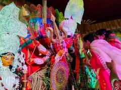 Durga Puja 2023: महिलाओं ने निभाई बंगाल की पारंपरिक 'सिंदूर खेला' की रस्म, गया में मां दुर्गा को ऐसे दी गई विदाई, तस्वीरों में देखें...