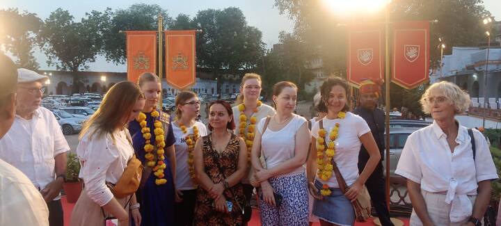 कोटा दशहरा मेला में रावण दहन और भगवान लक्ष्मी नारायण की भव्य सवारी को देखने के लिए विदेश से भी मेहमान पहुंचे. पर्यटन अधिकारी संदीप श्रीवास्तव ने बताया कि जर्मनी, मेक्सिको और फ्रांस के 30 पर्यटकों के दल कोटा पहुंचे.