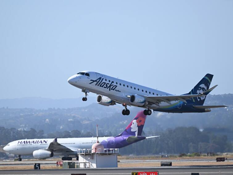 Off Duty Pilot Shuts Down Plane Engines Charged With Murder Alaska Airlines US United States Off-Duty US Pilot 'Tries To Shut Down' Plane's Engine Mid-Air, Arrested