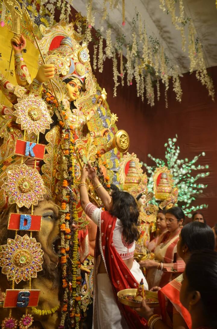 शारदीय नवरात्र की नवमी तिथि के बाद देशभर में दुर्गा प्रतिमाओं के विसर्जन का दौर शुरू हो गया है.