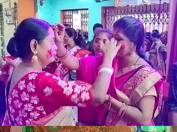 महिलाएं सुखी जीवन और परिवार की खुशहाली के लिए मां दुर्गा के चरण को स्पर्श कर आशीर्वाद लेती हैं. महिलाएं इसे सौभाग्य का प्रतीक मानती है कि सिंदूर होली खेलने से पति की आयु बढ़ती है.