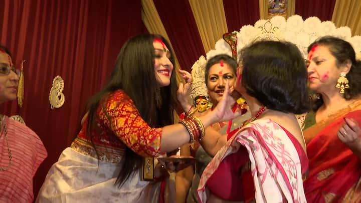 রবিনসন স্ট্রিটের পুজো মণ্ডপে লাল পাড় সাদা শাড়ি পরে ক্যামেরাবন্দি হলেন টলি তারকা ঋতুপর্ণা সেনগুপ্ত। করলেন দেবী বরণ, মাতলেন সিঁদুর খেলায়। ঢাকের তালে মেলালেন পাও।