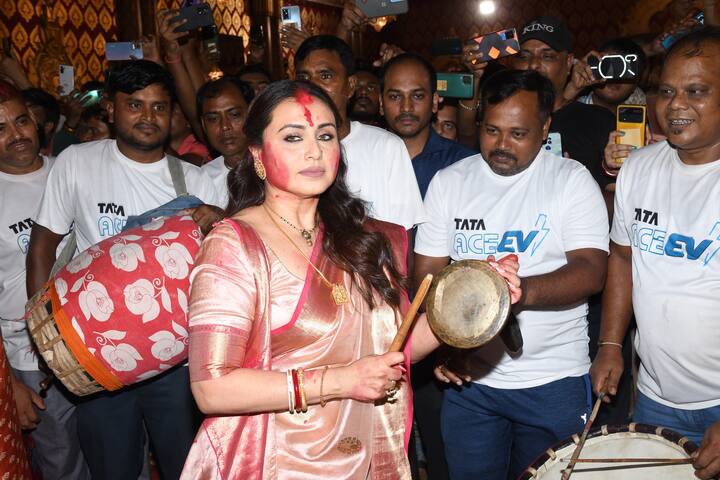 She draped the sari in a traditional Bengali manner. She also sported traditional shaka pola (white and red bangles).