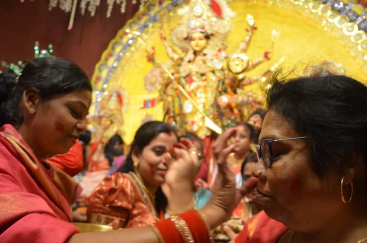 इस दौरान 400 वर्ष से भी अधिक समय से चली आ रही इस परंपरा के अनुसार महिलाओं द्वारा सिंदूर खेला का रस्म निभाया जाता है.