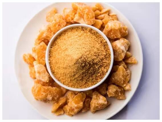 हिवाळ्यात गुळाचे सेवन केल्याने आपली प्रतिकारशक्ती वाढते ज्यामुळे सर्दी-खोकला यांसारख्या सामान्य समस्यांपासून आपले संरक्षण होते. याशिवाय गुळामध्ये अँटिऑक्सिडंट गुणधर्म देखील आढळतात जे आपल्या पेशींना नुकसान होण्यापासून वाचवतात.