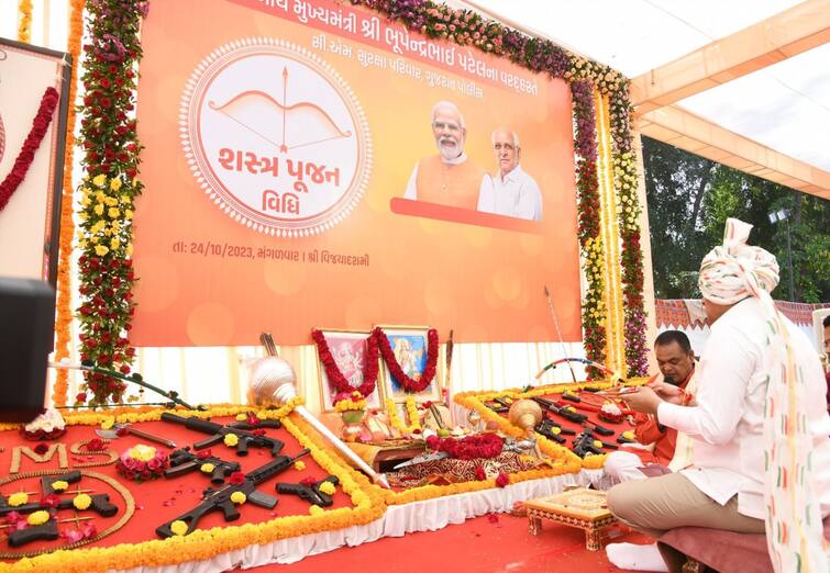 CM Bhupendra Patel has been doing Shastra Pujan on Dussehra and Vijayadashami at Gandhinagar Shastra Pujan: વૈદિક મંત્રોચ્ચાર સાથે સીએમ પટેલે કર્યુ શસ્ત્ર પૂજન, પોતાના ઘરે વિજ્યા દશમીનો તહેવાર મનાવ્યો