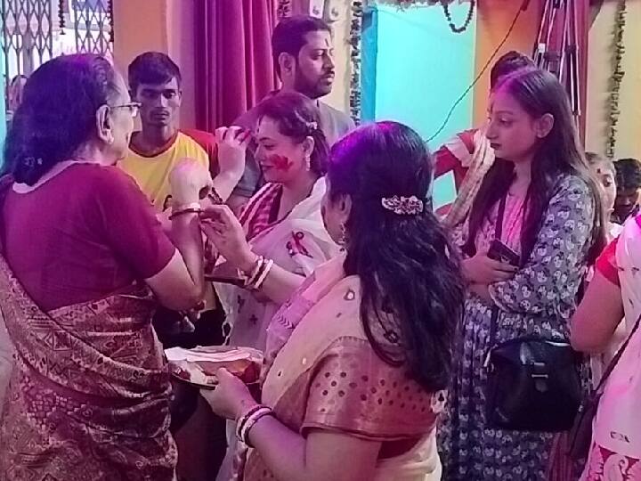 गया शहर के दुर्गाबाड़ी रोड स्थित दुर्गाबाड़ी में दशमी के दिन महिलाओं की ओर से सिंदूर की होली खेली गई.
