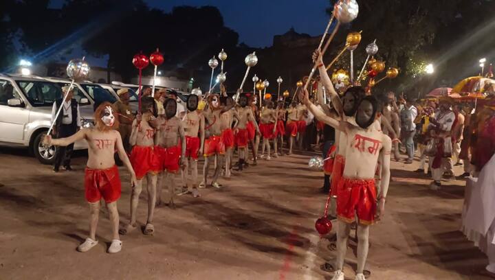 भगवान लक्ष्मी नारायण की सवारी में झांकियों के अलावा भगवान राम और रावण की सेना युद्ध करते हुए दिखी. राक्षस घोड़ों पर सवार थे तो वानर सेना हाथों में गदा लिए उनसे लड़ रही थी.