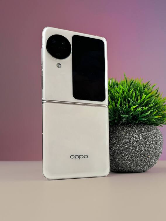 दुनिया के इकलौते 3 कैमरे वाले फ्लिप फोन पर मिल रहा जबरदस्त ऑफर