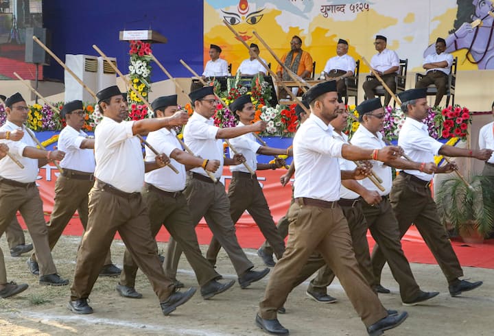 छत्रपती शिवाजी महाराज यांच जीवन आपण अनुकरण करावे असंच आहे. त्यांचं अनुकरण म्हणजे घोड्यावर बसने एवढे सोपे नाही, त्यांनी ज्या गुणांचा आधारावर कर्तृत्व गाजवले ते गुण कुठल्याही काळात महत्वाचे आहे. त्यांना काय करायचे ते स्पष्ट होते,काय करायचे हे माहीत होते,हा त्यांचा गुण होता. लोकांचं दुःख त्यांना बघवलं गेलं नाही. लोकांची दयनीय अवस्था, महिला सुरक्षित नाही. महिलांची दुर्दशा पाहून शोक त्यांचा मनात होता., असे मोहन भागवत म्हणाले.