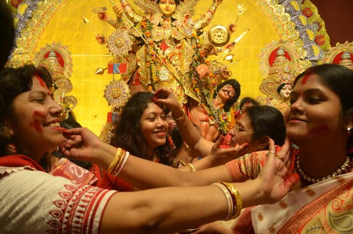 मां दुर्गा की प्रतिमा के विसर्जन से पूर्व महिलाएं प्रतिमा को सिंदूर अर्पित करती हैं और चढ़ाए गए उस सिंदूर को एक दूसरे को भी लगाती हैं.