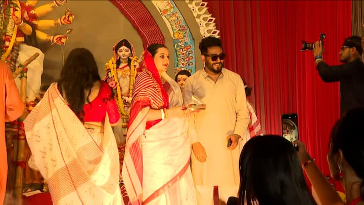 সিঁদুর খেলায় সাধারণের সঙ্গে মিলে যান সেলিব্রিটিরাও। কলকাতার আরবানা আবাসনে ধরা পড়ল তেমনই ছবি। মা-কে বরণ করে সিঁদুর খেললেন অভিনেত্রী শুভশ্রী। সঙ্গে ছিলেন স্বামী রাজ চক্রবর্তী।