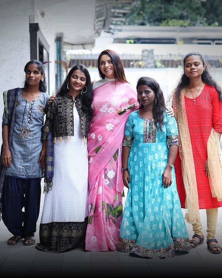 पोस्ट करताना तिने लिहलंय 'यंदाच्या दसऱ्याला… भरजरी नाही तर ही अगदी हलकी फुलकी, गोड गुलाबी, स्वतःच्या अंतर्मनातून, स्पर्शातून, निसर्गाच्या वेगवेगळ्या सुंगधांतून, ओळखून, अगदी मनापासून रंगवलेली खास साडी'