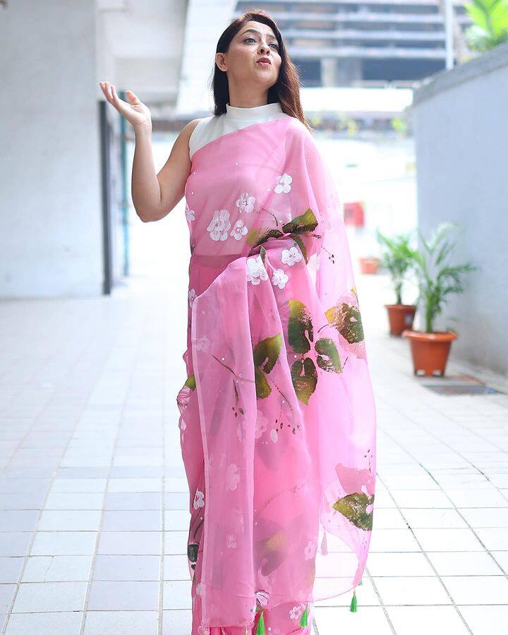 सोनालीने हे फोटो शेअर करताना हि साडी किती स्पेशल आहे त्याबद्दल लिहले आहे.