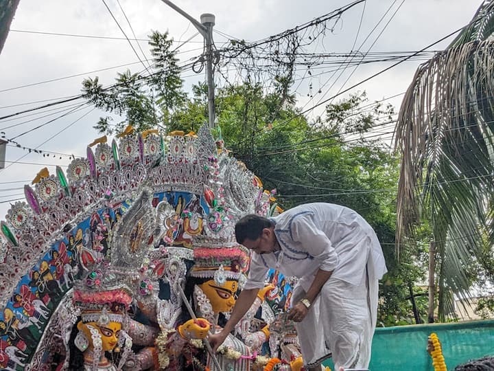 Residents from the neighbourhood have congregated to catch one last glimpse of the revered goddess before her symbolic journey back to the waters. (Image Source: Utsa Ganguly)