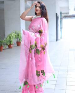 PHOTO: दसऱ्यानिमित्त सोनालीने नेसली खास साडी; फोटो पाहाच!