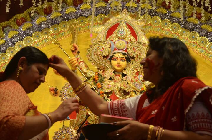 इसी कड़ी में वाराणसी के सोनारपुर स्थित पूजा पंडालो में सिंदूर खेला की परंपरा निभाई गई.