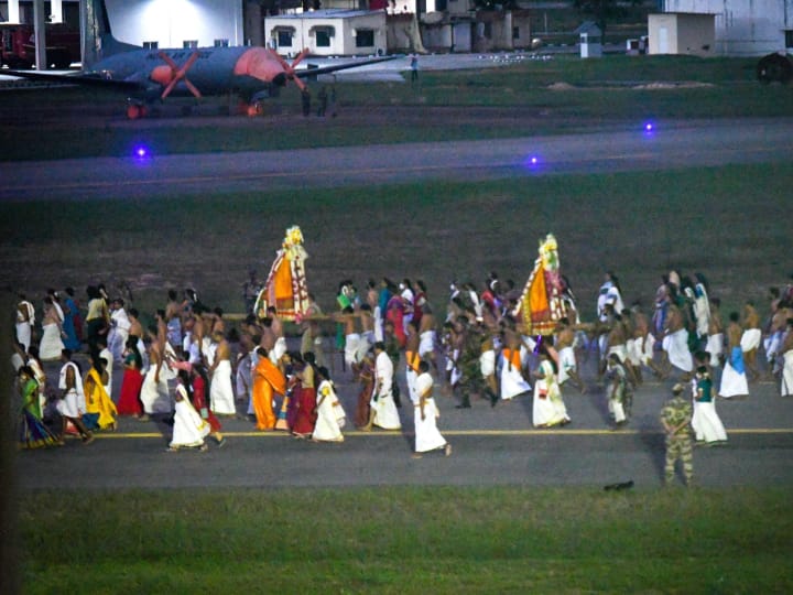 रनवे से गुजरी मंदिर की शोभायात्रा, हवाई अड्डे पर उड़ान सेवाएं पांच घंटे तक रहीं निलंबित