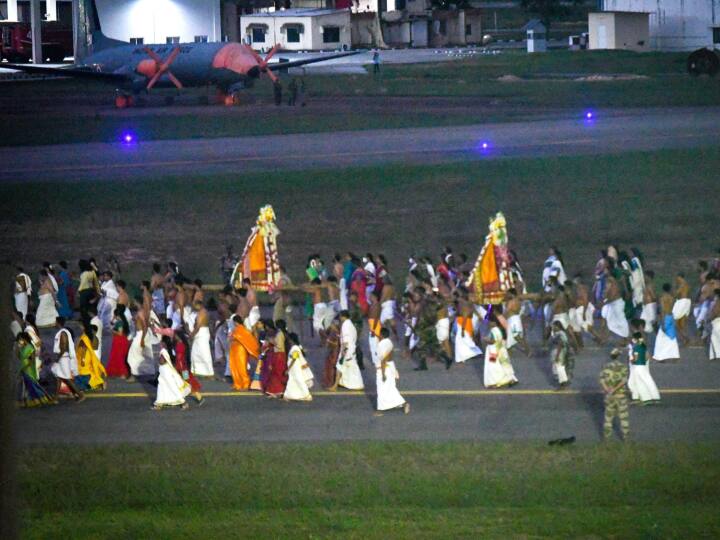 Flight services in Thiruvananthapuram airport were put on hold for five hours to enable arattu procession रनवे से गुजरी मंदिर की शोभायात्रा, हवाई अड्डे पर उड़ान सेवाएं पांच घंटे तक रहीं निलंबित