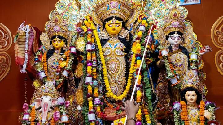 শুধু তাই নয়। দেবী আরাধনায়, একাধিক পারফরম্যান্সও করে তারা। খুদেদের নাচ-গানে পুজোর প্রথম থেকেই জমজমাট আবাসনের উৎসবের মেজাজ।