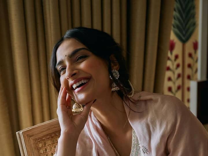 Sonam's simple yet stunning traditional outfit also provided a sneak peek into the interiors of their brand-new home. Scroll through to catch a glimpse of Sonam's remarkable photos.
