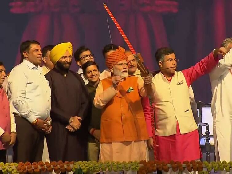 PM Narendra Modi attends Ravan Dahan organised at Ram Leela in Delhi on occasion of Dussehra PM Modi at Ravan Dahan: ఆత్మరక్షణ కోసం మాత్రమే ఆయుధాలు వాడదాం, ఆ విజయాల్ని ఆస్వాదిద్దాం: ప్రధాని మోదీ
