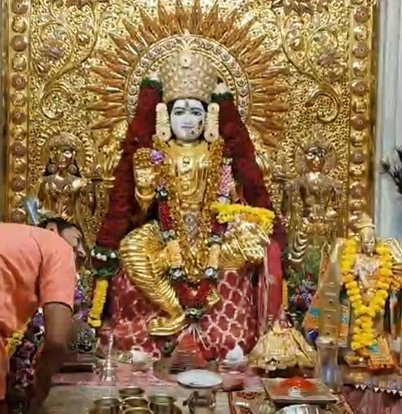 दक्षिण भारतातील कारागिरांनी 21 वर्षांपूर्वी ही सोन्याची साडी साकारली आहे. सुमारे 6 महिने ही साडी तयार करण्याचे काम सुरु होते.