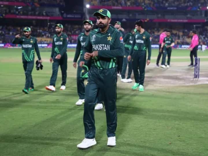 Babar Azam captaincy under threat PAK vs AFG World Cup 2023 Latest Sports News Babar Azam: पाकिस्तान क्रिकेट टीम के कप्तान बाबर आजम की होगी छुट्टी! पूर्व दिग्गजों ने जमकर निकाली भड़ास