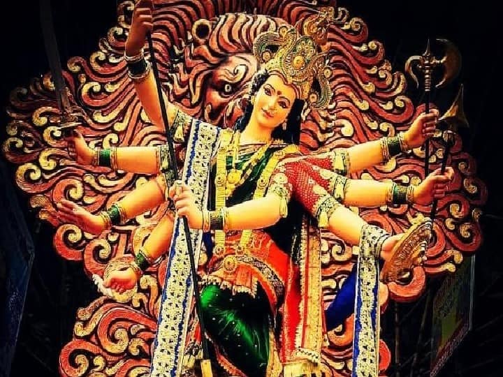 नवरात्रि के पहले दिन बोए जवारे मां दुर्गा की प्रतिमा के साथ विसर्जित किए जाते हैं. कुछ जवारों को धन स्थान पर रख दें इससे बरकत बनी रहती है. ध्यान रहें मां दुर्गा की प्रतिमा को सम्मानपूर्वक नदी में प्रवाहित करें, नहीं तो नौ दिन की पूजा-व्रत निष्फल हो जाएंगें.