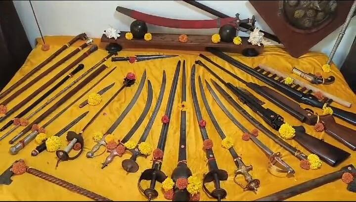 विजयी दशमीच्या दिवशी शस्त्रपूजा करुन त्या शस्त्रांच्याप्रति पवित्र आधारभाव व्यक्त करण्याच्या हेतून सरखेल कान्होजीराजे आंग्रे यांनी ही परंपरा सुरू केली.