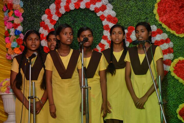 ঠাকুরপুকুরের 'সেভ দ্য চিলড্রেন হোম' নামে এক স্বেচ্ছাসেবী সংস্থা নিরন্তর এই দুঃস্থ পড়ুয়াদের নিয়ে কাজ করে। ২৫ বছরের পুজো উদ্বোধনে সেই স্বেচ্ছাসেবী সংস্থার ৭৫ জন শিশু-কিশোরীকে নিয়ে এসেছিল মহাত্মী গাঁধী রোডের উপর এই ছোট্ট আবাসনের দুর্গোৎসব কমিটি।