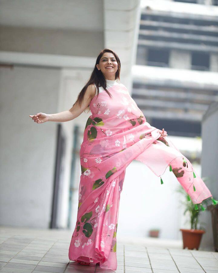 काही विशेष मुलांचे योगदान असलेली हि साडी नेसून सोनालीने यंदाचा दसरा साजरा केलाय.