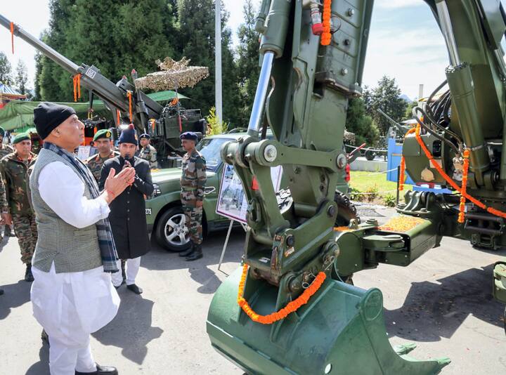 Rajnath Singh in Tawang : राजनाथ सिंह यांनी तवांगमध्ये सैनिकांसोबत दसरा साजरा केला. भारत-चीन सीमेवर त्यांनी चिनी चौक्यांची पाहणी केली.