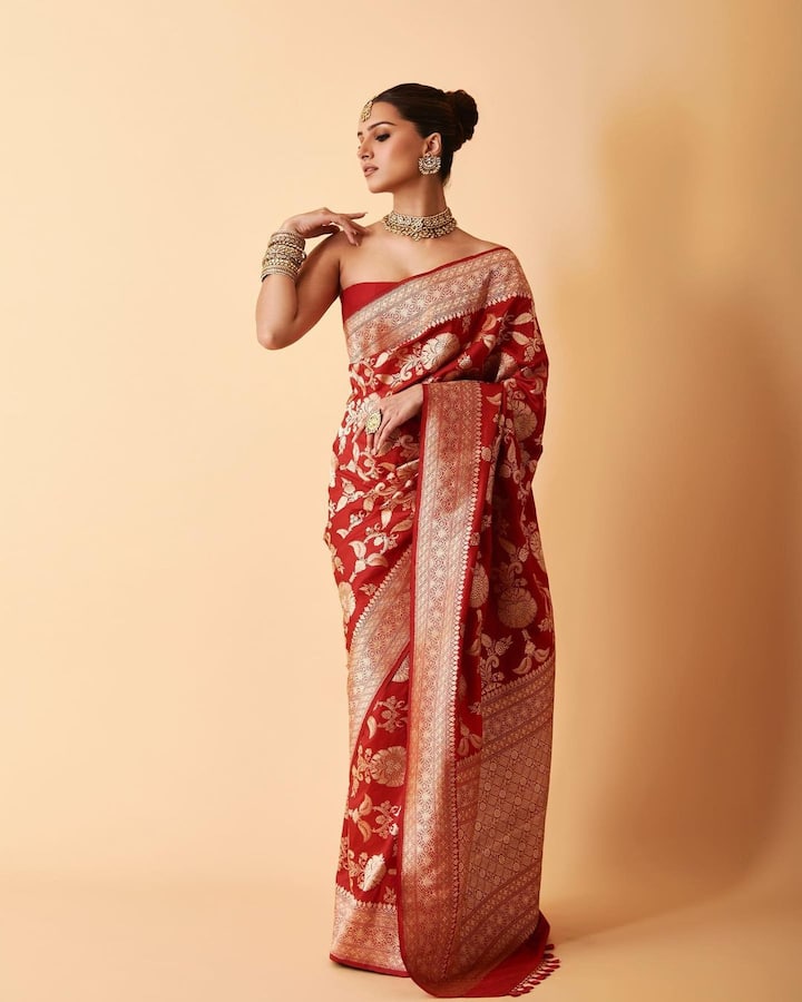 અભિનેત્રીએ કેમેરાની સામે શાનદાર પોઝ આપ્યો છે. એક્ટ્રેસ રેડ સાડીમાં ખૂબ જ સુંદર લાગી રહી છે.