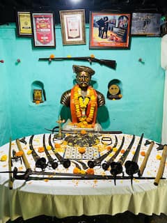 Pune news : सरनोबत सरसेनापती कंक घराण्याचे पारंपारिक शस्त्रपूजन, पाहा फोटो...