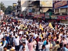 Rohit Pawar : शेकडो तरुण अन् जल्लोषात रोहित पवारांच्या युवा संघर्ष यात्रेला सुरुवात