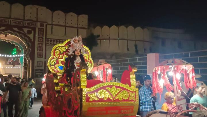 उनके पीछे पूर्व महाराव इज्येराज सिंह खुली जीप में सवार होकर चल रहे थे.सवारी गढ़ पैलेस से रवाना होकर किशोरपुरा दरवाजे से होते हुए दशहरा मैदान स्थित विजयश्री रंगमंच पहुंची.