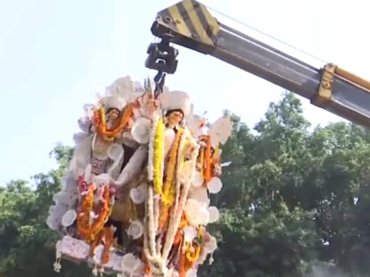 Dussehra 2023 Immersion of goddess Durga idols done in artificial pond near Astha Kunj Park Dussehra 2023: दिल्ली में हाइड्रा मशीन से हुआ मूर्ति विसर्जन, आस्था कुंज पार्क के पास बनाया गया है कृत्रिम तालाब