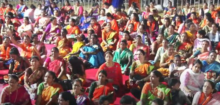 उद्धव ठाकरेंच्या दसरा मेळाव्यासाठी  शिवाजी पार्कात तुफान गर्दी झालेली पाहायला मिळत आहे.
