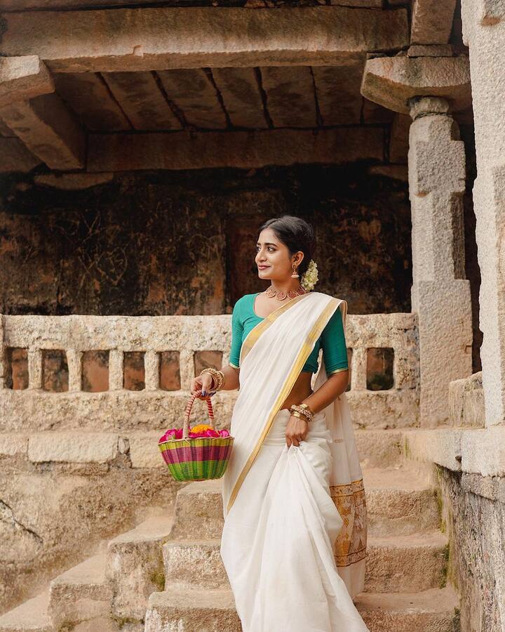 ఈ వైట్ శారీలో నయని పావని కేరళ కుట్టిలా ఉన్నారని కొందరు కామెంట్ చేస్తున్నారు. (Image Courtesy : nayani_pavani / instagram)