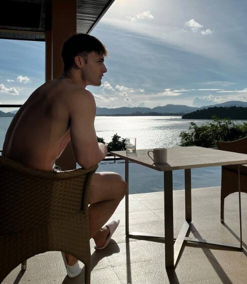 ਦੋਵਾਂ ਨੂੰ ਇਕੱਠੇ ਦੇਖ ਕੇ ਪ੍ਰਸ਼ੰਸਕ ਬਹੁਤ ਖੁਸ਼ ਹੋਏ ਕਿਉਂਕਿ ਉਨ੍ਹਾਂ ਨੂੰ ਲੰਬੇ ਸਮੇਂ ਬਾਅਦ ਇਕੱਠੇ ਦੇਖਿਆ ਗਿਆ ਸੀ ਅਤੇ ਹੁਣ ਆਸਿਮ ਨੇ ਹਿਮਾਂਸ਼ੀ ਨਾਲ ਆਪਣੀ ਥਾਈਲੈਂਡ ਛੁੱਟੀਆਂ ਦੀਆਂ ਕੁਝ ਝਲਕੀਆਂ ਸਾਂਝੀਆਂ ਕੀਤੀਆਂ ਹਨ। ਆਸਿਮ ਅਤੇ ਹਿਮਾਂਸ਼ੀ ਫਿਲਹਾਲ ਥਾਈਲੈਂਡ ਦੀ ਖੂਬਸੂਰਤ ਲੋਕੇਸ਼ਨ 'ਚ ਖਾਸ  ਸਮਾਂ ਬਿਤਾ ਰਹੇ ਹਨ। ਉਨ੍ਹਾਂ ਨੇ ਪ੍ਰਸ਼ੰਸਕਾਂ ਲਈ ਕੁਝ ਤਸਵੀਰਾਂ ਸ਼ੇਅਰ ਕੀਤੀਆਂ ਹਨ।