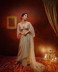 Priya Prakash Varrier Photos : యువరాణిలా ప్రియా ప్రకాష్ వారియర్ - అందాలతో కనువిందు