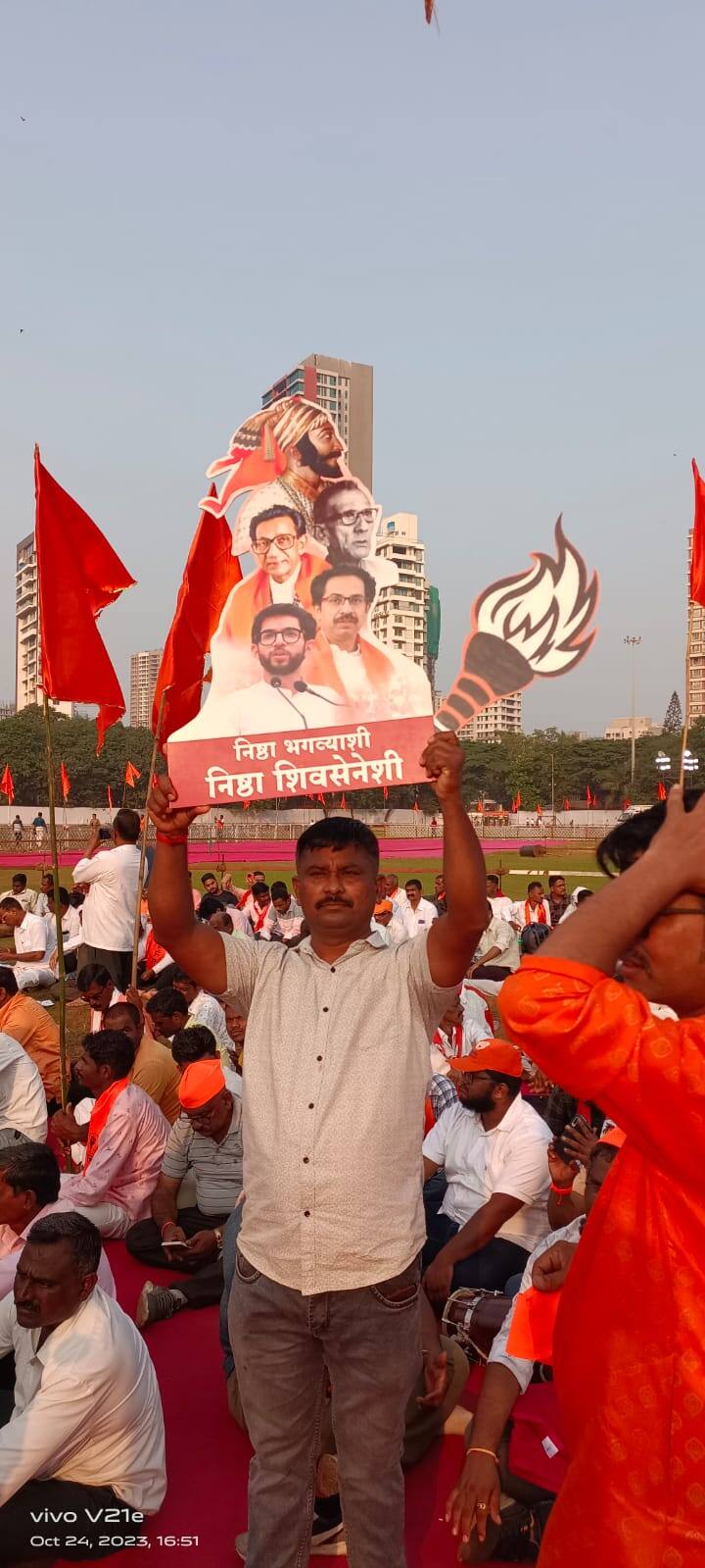 याच मशालीत गद्दारांना जाळू, असा शिवसैनिकांनी निर्धार बोलून दाखवला.