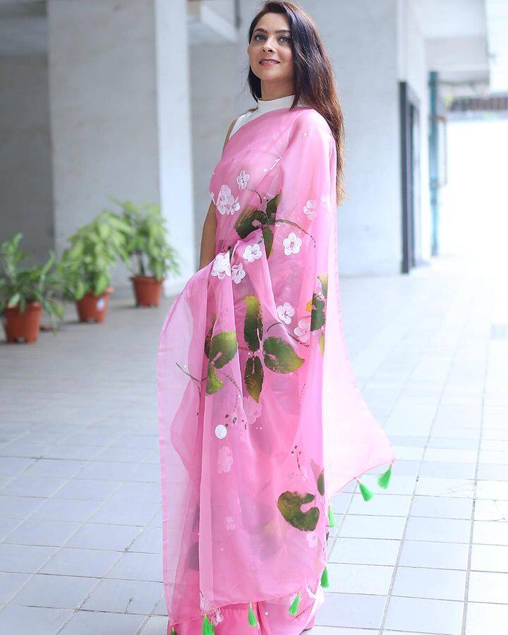 तिने नुकताच तिचा दसरा स्पेशल लूक शेअर केला आहे.