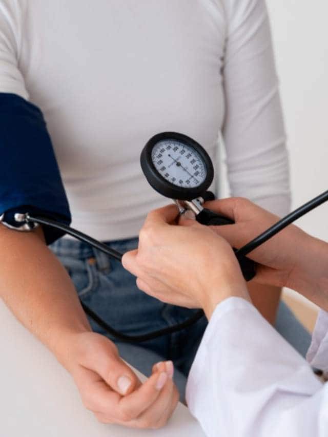 Do you also check your blood pressure at home? First know what the right way to do this is શું તમે ઘરે પણ તમારું બ્લડ પ્રેશર ચેક કરો છો? પહેલા જાણી લો કે આ કરવાની સાચી રીત કઈ છે