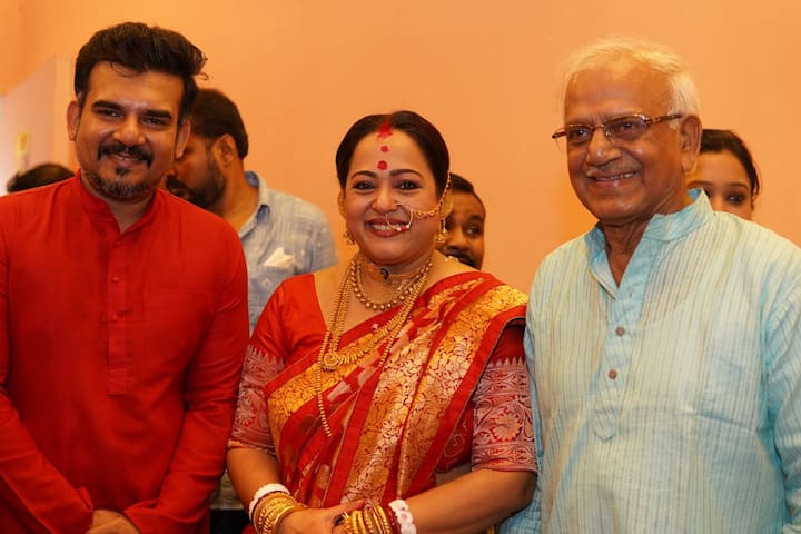 Aparajita Adhya was present with Saayoni Ghosh, Sovandeb Chattopadhyay- Minister of Agriculture, Govt of WB and Sayan Deb Chatterjee- Joint Secretary of Hazra Park Durgotsab Committee. (Image Source: PR Handout)